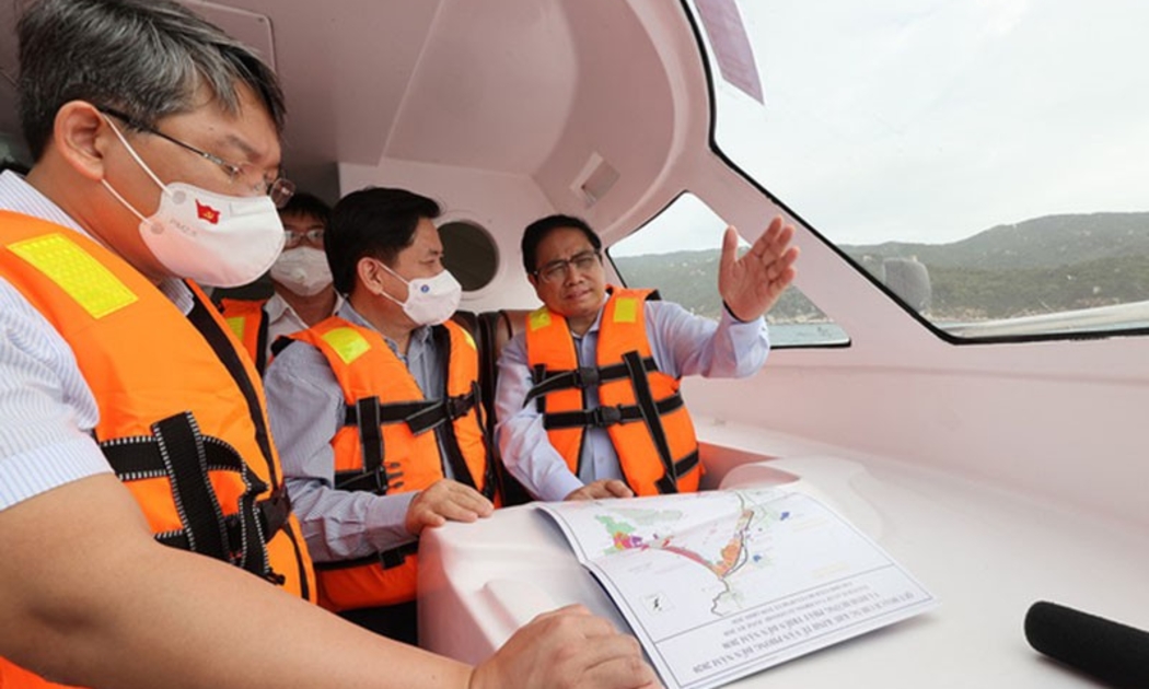 Thủ tướng Phạm Minh Chính khảo sát trên vịnh Vân Phong. Ảnh: VGP