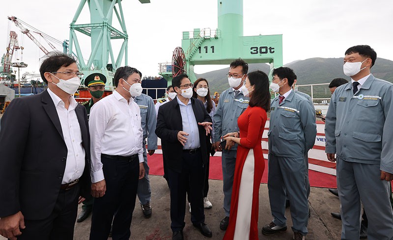 Thủ tướng Phạm Minh Ch&iacute;nh thăm Nh&agrave; m&aacute;y Đ&oacute;ng t&agrave;u Hyundai. Ảnh: VGP