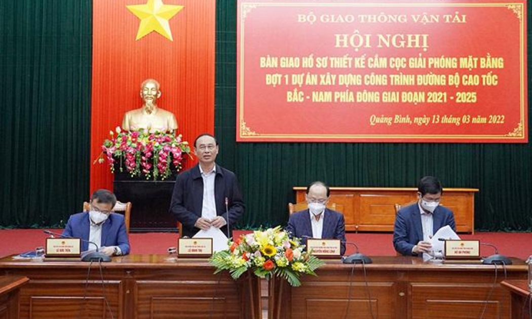 Thứ trưởng Bộ Giao thông vận tải Lê Đình Thọ phát biểu tại hội nghị.