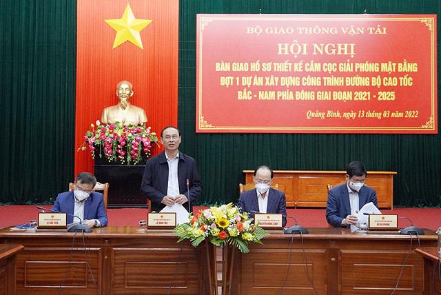 Thứ trưởng Bộ Giao thông vận tải Lê Đình Thọ phát biểu tại hội nghị.