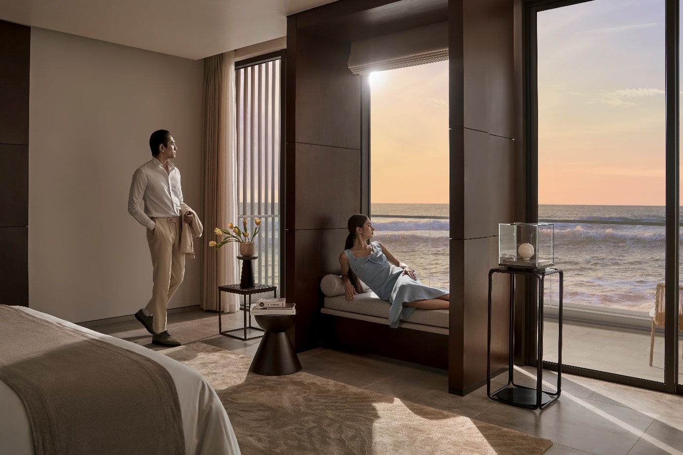 Tọa lạc tại B&atilde;i Ti&ecirc;n với vị tr&iacute; s&aacute;t biển hiếm hoi c&ograve;n s&oacute;t lại tại Nha Trang, Gran Meli&aacute; Nha Trang kh&ocirc;ng chỉ được ưu &aacute;i sở hữu dải bờ biển thuộc top đẹp nhất thế giới, m&agrave; c&ograve;n l&agrave; nơi c&oacute; thể vừa đ&oacute;n b&igrave;nh minh tỏa rạng, vừa chi&ecirc;m ngắm ho&agrave;ng h&ocirc;n l&atilde;ng mạn ngay từ ph&ograve;ng ngủ.