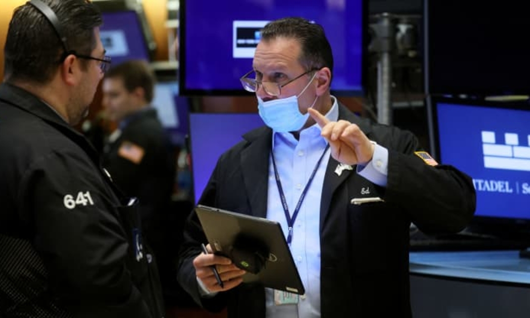 Các nhà giao dịch cổ phiếu trên sàn NYSE ở New York, Mỹ. Thị trường tài chính toàn cầu đang hướng sự quan tâm tới cuộc họp chính sách tiền tệ của Fed trong tuần này - Ảnh: CNBC.