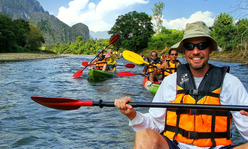 Khách du lịch quốc tế hào hứng với những tour du lịch trải nghiệm tại Việt Nam.
