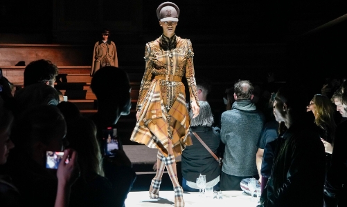 BST Burberry Thu – Đông 2022: hiện thực trong thế giới hỗn loạn