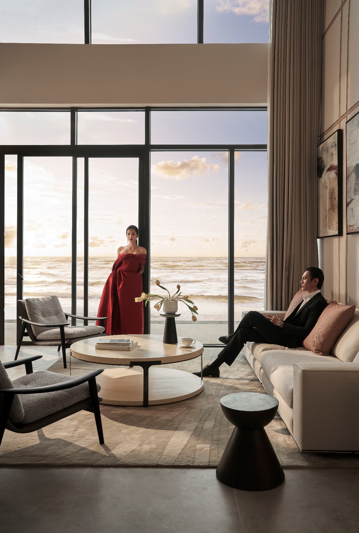 Ph&ograve;ng kh&aacute;ch trang nh&atilde; sở hữu m&aacute;i v&ograve;m cao 8m, tường k&iacute;nh trong suốt kết nối uyển chuyển kh&ocirc;ng gian b&ecirc;n trong v&agrave; khung cảnh thi&ecirc;n nhi&ecirc;n tuyệt đẹp.