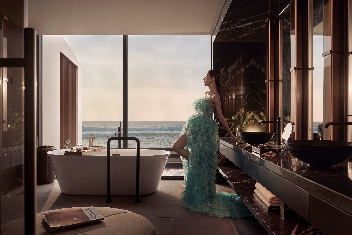 Phòng tắm tầm nhìn biển được thiết kế tinh xảo với thiết bị Noken, gạch lát cao cấp của thương hiệu ốp lát “hàng hiệu” Porcelanosa hàng đầu Châu Âu có khả năng chống thấm nước gấp 5 lần thông thường.