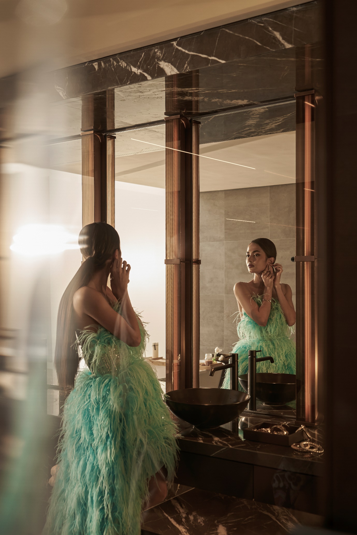 Ph&ograve;ng tắm được b&agrave;i tr&iacute; tinh xảo với những thiết bị nhập khẩu đến từ Noken, Kohler v&agrave; Porcelanosa, với view biển trực diện đem lại cảm gi&aacute;c thỏa m&atilde;n như tại những resort 6* tr&ecirc;n thế giới, nơi n&agrave;y trở th&agrave;nh g&oacute;c chụp ảnh y&ecirc;u th&iacute;ch của Emma.