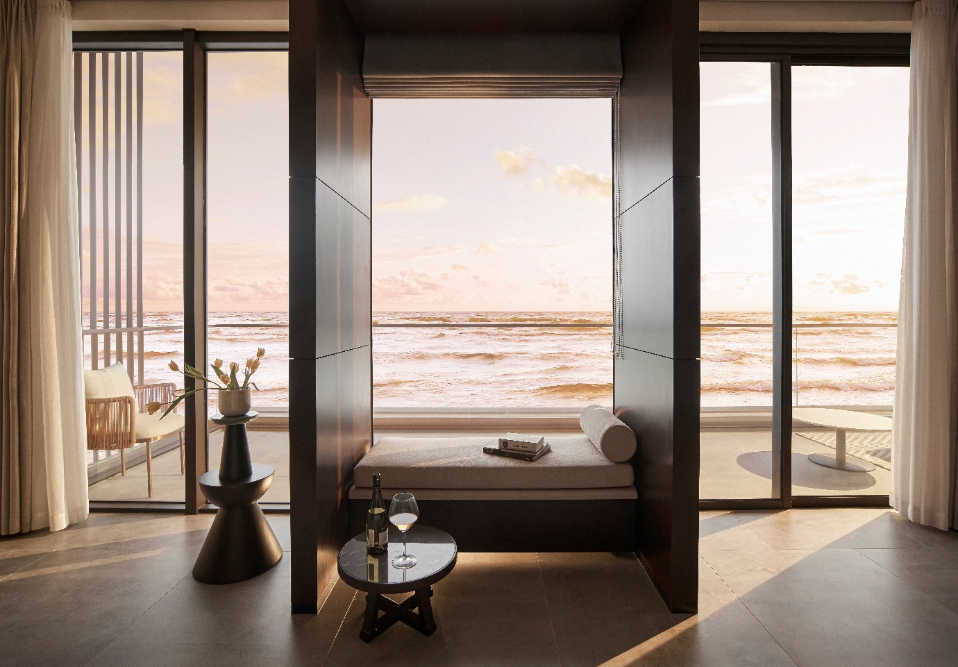 Ph&ograve;ng ngủ tao nh&atilde; với g&oacute;c check-in, đọc s&aacute;ch ho&agrave;n hảo, c&ugrave;ng ban c&ocirc;ng k&iacute;nh đ&oacute;n trọn khung cảnh ho&agrave;ng h&ocirc;n &ldquo;triệu đ&ocirc;&rdquo; đẹp bậc nhất Việt Nam.