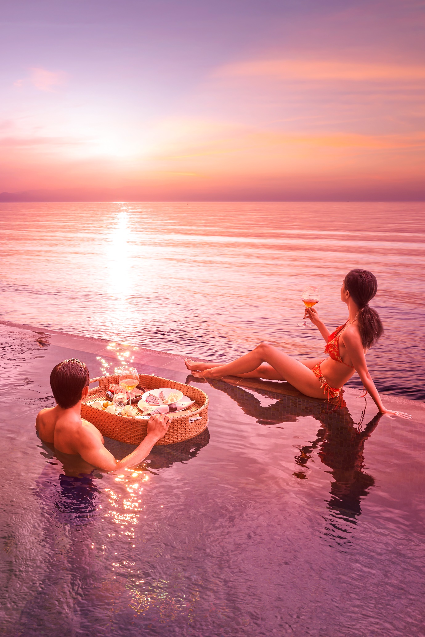 Ranh giới của bầu trời trong xanh và biển cả dường như được xóa nhòa, hòa quyện với đường nét của bể bơi vô cực với gạch mosaic gốm tráng men Carrera Sky tinh xảo, mang đến sự kết nối tuyệt đối giữa con người và thiên nhiên.