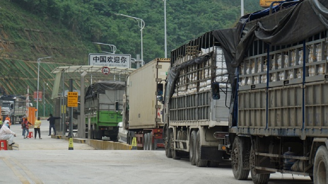 Xếp hàng chờ thông quan ở khu vực cửa khẩu Tân Thanh