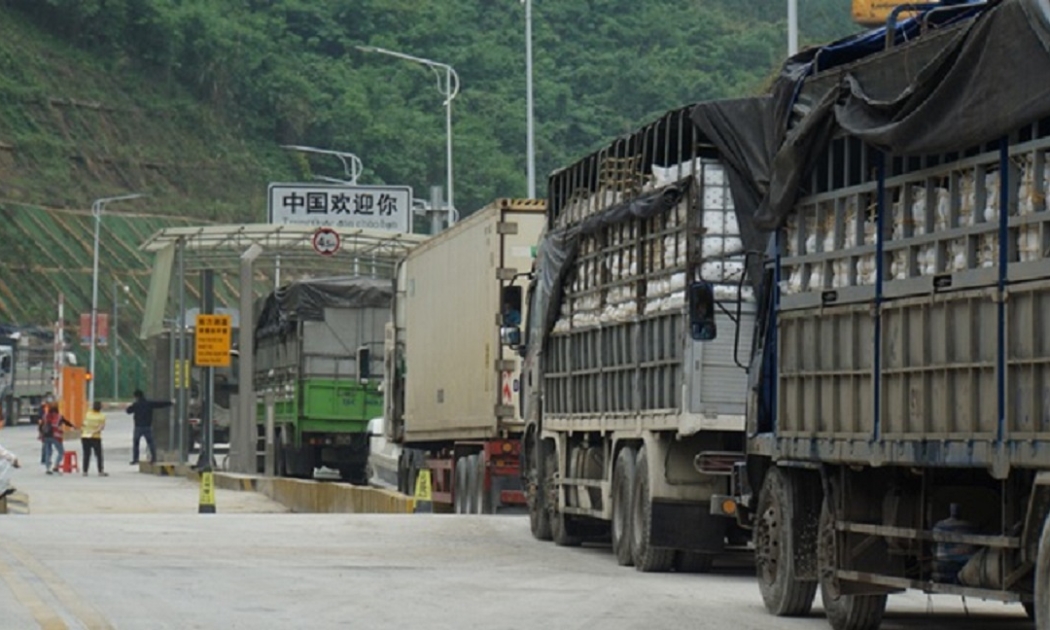 Xếp hàng chờ thông quan ở khu vực cửa khẩu Tân Thanh