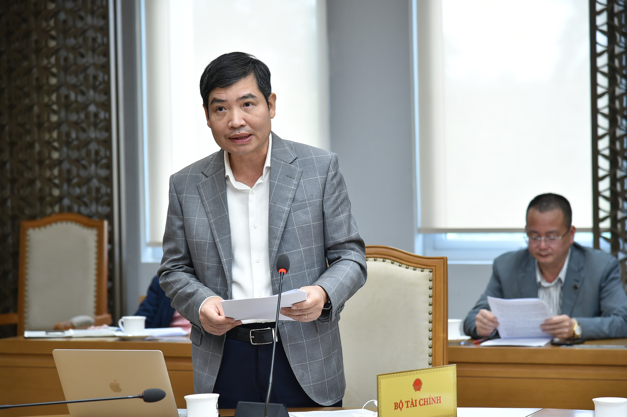 Thứ trưởng Bộ Tài chính Tạ Anh Tuấn báo cáo tại cuộc họp - Ảnh: VGP