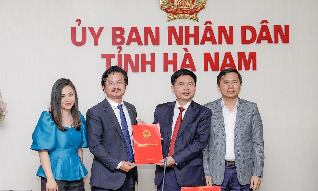 Trao giấy chứng nhận cho Dự án đầu tư xây dựng cơ sở giáo dục và đào tạo tại Khu đại học Nam Cao, tỉnh Hà Nam