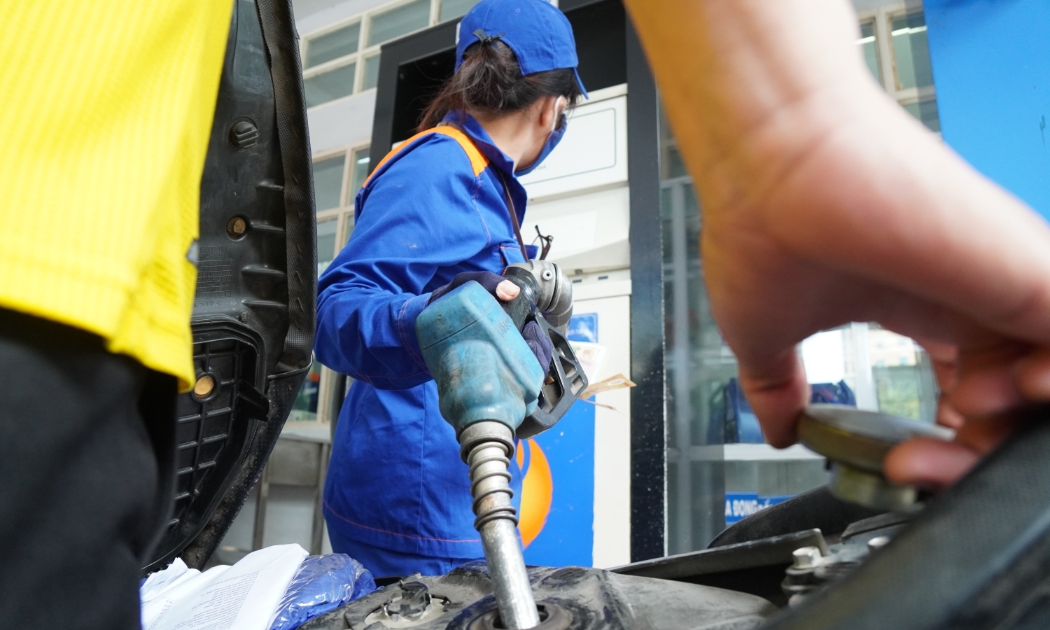 Giá xăng RON95 tiến sát ngưỡng 30.000 đồng/lít từ chiều 11/3. Xăng dầu cứ tăng 10% sẽ khiến lạm phát tăng 0,36%. Ảnh: Phương Thảo.