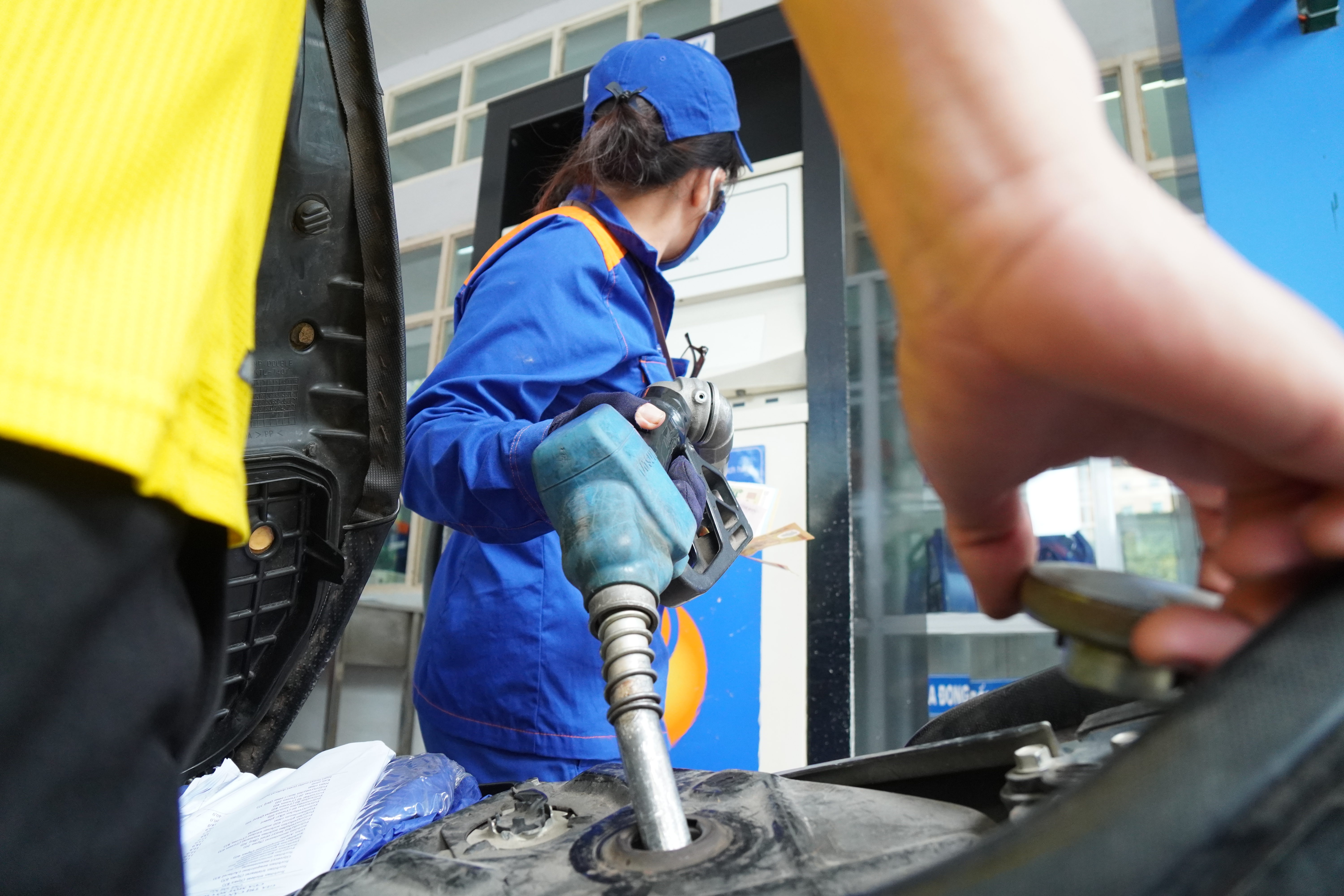 Giá xăng RON95 tiến sát ngưỡng 30.000 đồng/lít từ chiều 11/3. Xăng dầu cứ tăng 10% sẽ khiến lạm phát tăng 0,36%. Ảnh: Phương Thảo.