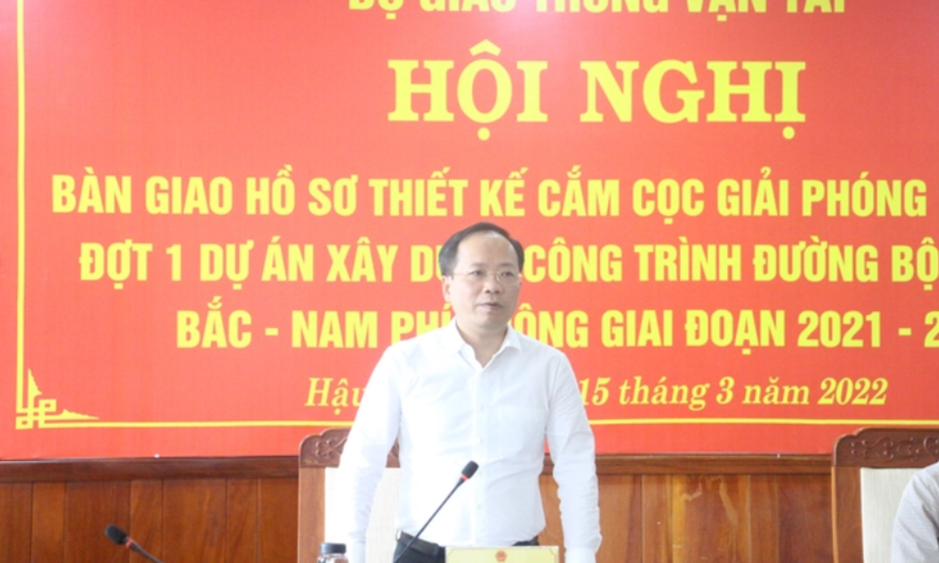 Thứ trưởng Nguyễn Duy Lâm phát biểu tại hội nghị bàn giao hồ sơ cắm mốc giải phóng mặt bằng cao tốc Bắc - Nam đoạn Cần Thơ - Cà Mau đợt 1 dài 36,5 km.