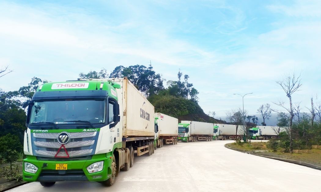 Xe THILOGI vận chuyển trái cây từ Attapeu (Lào) về tập kết chờ thông quan tại cửa khẩu quốc tế Dak Taook - Nam Giang.