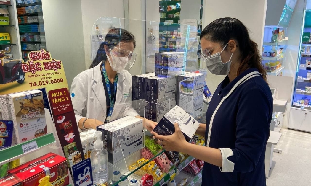 Pharmacity cung cấp đa dạng các mặt hàng như  test nhanh Covid-19, vitamin, thuốc điều trị Covid,..  trong giai đoạn cần thiết nhất với giá bình ổn.
