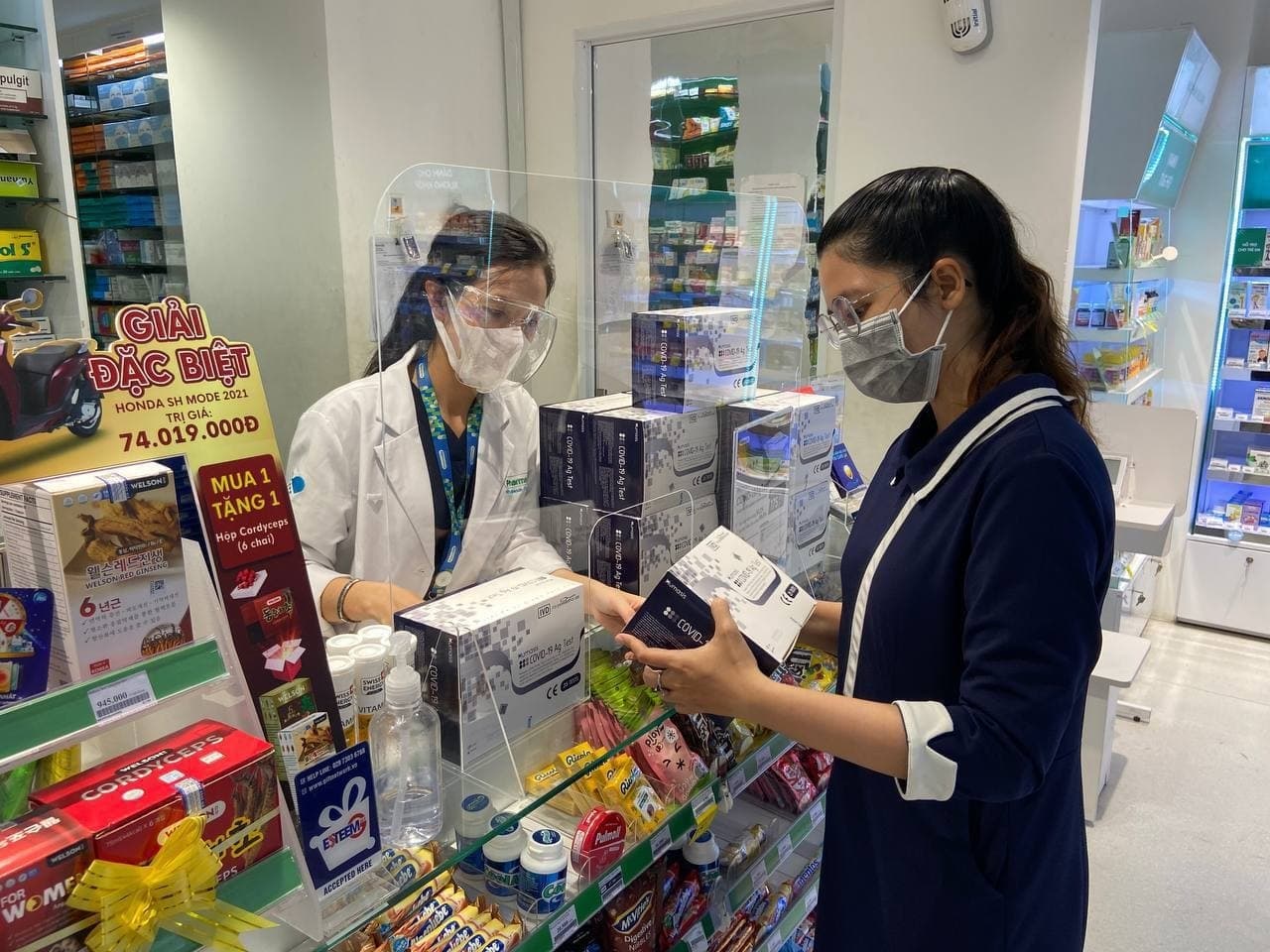 Pharmacity cung cấp đa dạng các mặt hàng như  test nhanh Covid-19, vitamin, thuốc điều trị Covid,..  trong giai đoạn cần thiết nhất với giá bình ổn.