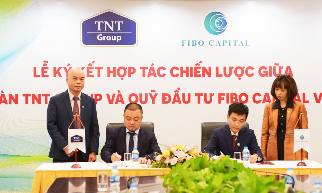 Ông Võ Bình Nguyên - Chủ tịch Fibo Capital Việt Nam cùng ông Nguyễn Gia Long - Chủ tịch Hội đồng Quản trị Công ty Cổ phần Tập đoàn TNT ký kết biên bản hợp tác.