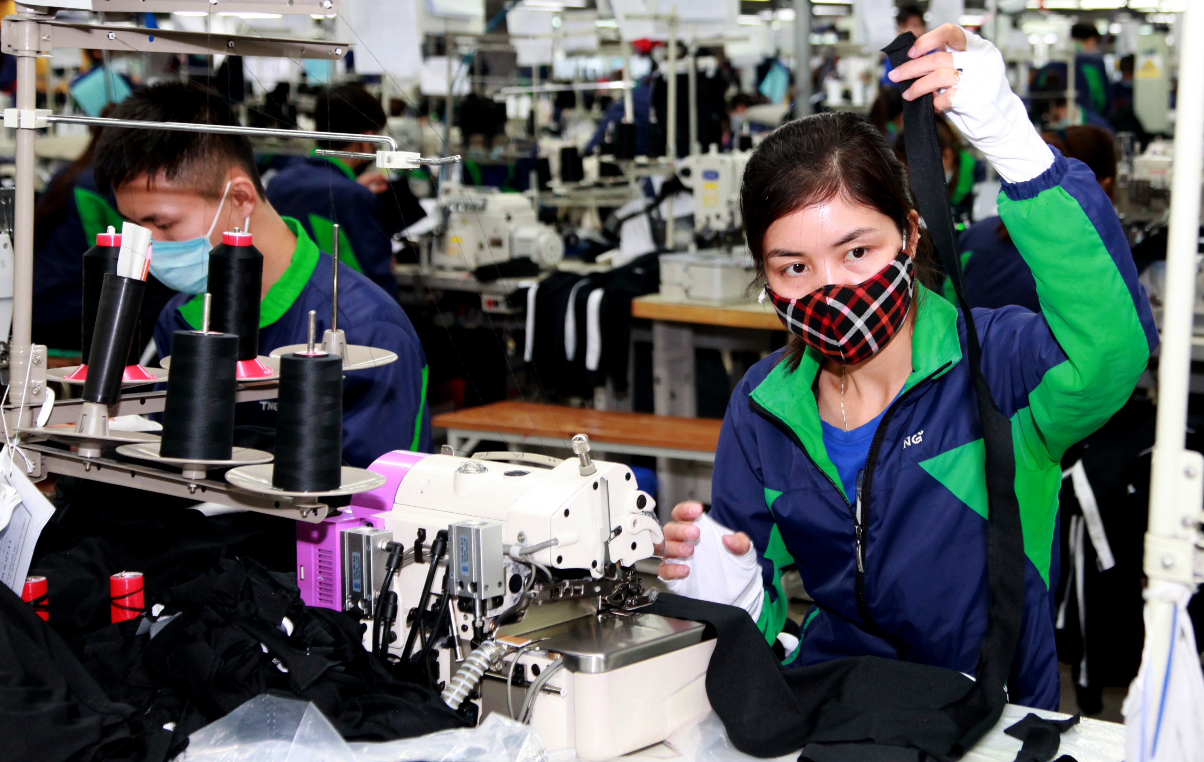 Có biện pháp đảm bảo sức khỏe cho người lao động khi làm thêm giờ. Ảnh - Mạnh Dũng. 