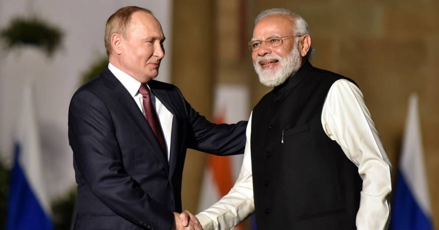 Tổng thống Nga Vladimir Putin (trái) và Thủ tướng Ấn Độ Narendra Modi trong một lần gặp.