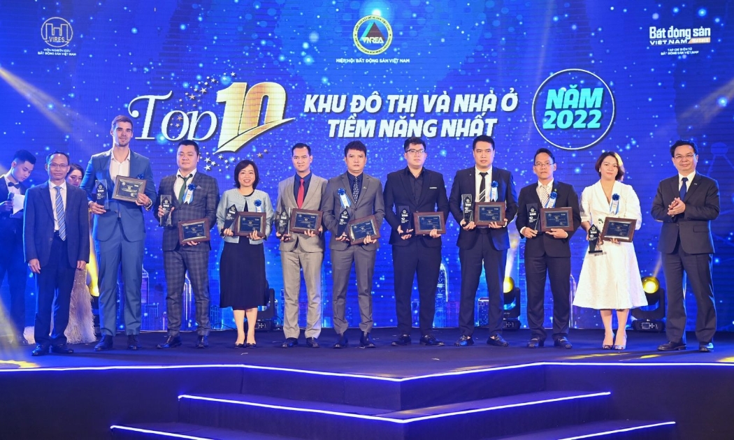 TS. Cấn Văn Lực, Thành viên Hội đồng tư vấn Chính sách tài chính – tiền tệ Quốc gia và GS. TS. Hoàng Văn Cường, Ủy viên Ủy ban Tài chính – Ngân sách Quốc hội, Phó Hiệu trưởng trường Đại học Kinh tế Quốc dân trao cúp và chứng nhận tặng thưởng cho Tập đoàn Capital House với giải thưởng Khu đô thị và nhà ở tiềm năng nhất năm 2022.