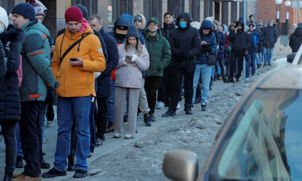 Người dân xếp hàng để rút tiền tại một cây ATM ở St. Petersburg hôm 27/2 - Ảnh: Reuters.