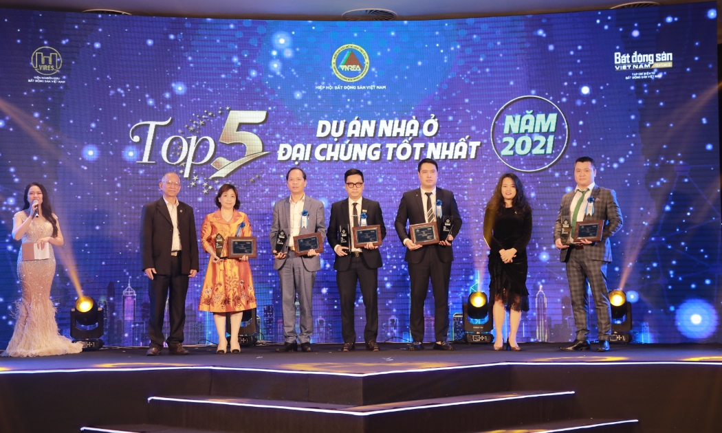 Ông Ngân Văn Chuyên - Phó Tổng giám đốc Tập đoàn GFS (thứ ba từ trái sang) nhận giải từ Ban tổ chức.