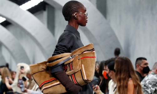 5 mẫu túi xách gây ấn tượng qua các tuần lễ thời trang 2022