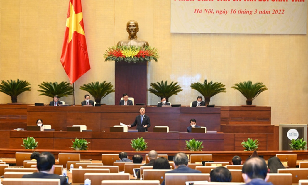 Bộ trưởng Bộ Tài nguyên và Môi trường Trần Hồng Hà trả lời chất vấn của đại biểu Quốc hội - Ảnh: Quochoi.vn