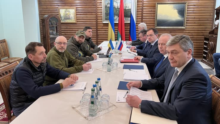 Quan chức Ukraine (bên trái) và Nga (bên phải) trong vòng đàm phán ở Belarus hôm 7/3 - Ảnh: Bộ Ngoại giao Belarus/Getty.