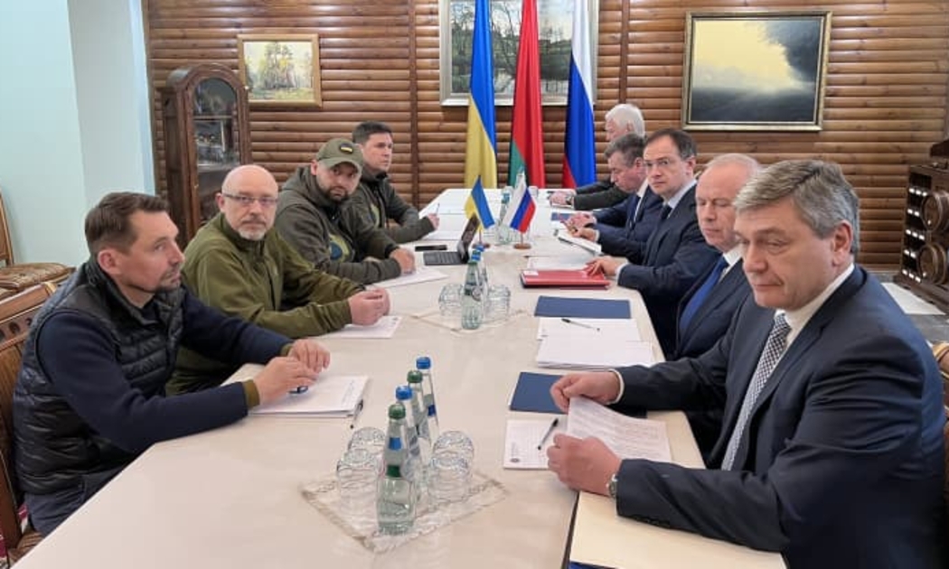 Quan chức Ukraine (bên trái) và Nga (bên phải) trong vòng đàm phán ở Belarus hôm 7/3 - Ảnh: Bộ Ngoại giao Belarus/Getty.