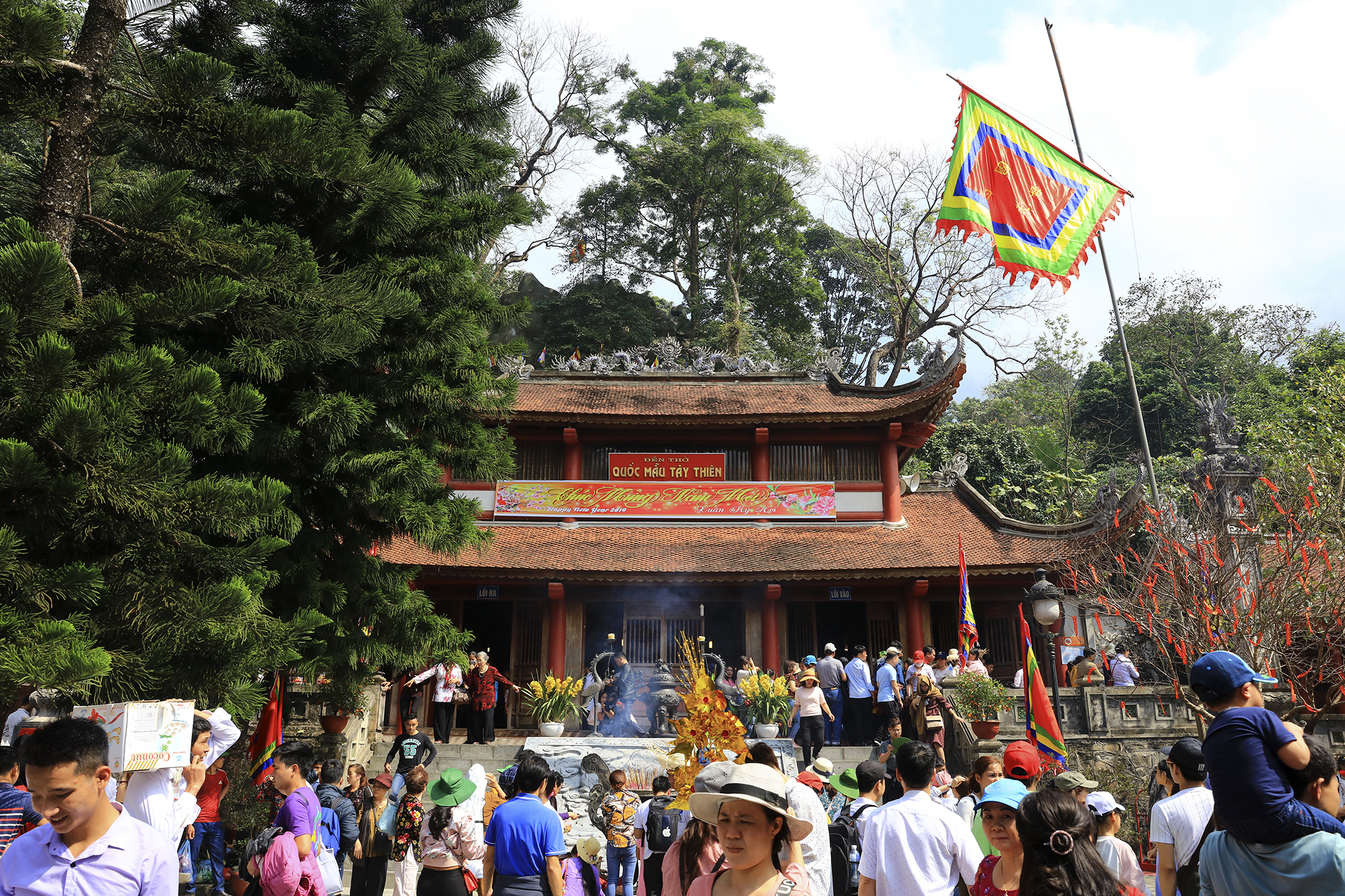 C&ugrave;ng với đền thờ Quốc Mẫu, T&acirc;y Thi&ecirc;n c&ograve;n c&oacute; nhiều đền, miếu thờ c&aacute;c vị Mẫu thần linh kh&aacute;c, như: Mẫu Thượng Thi&ecirc;n, Mẫu Thượng Thoải, Mẫu Thượng &ETH;ịa v&agrave; Mẫu Thượng Ng&agrave;n.