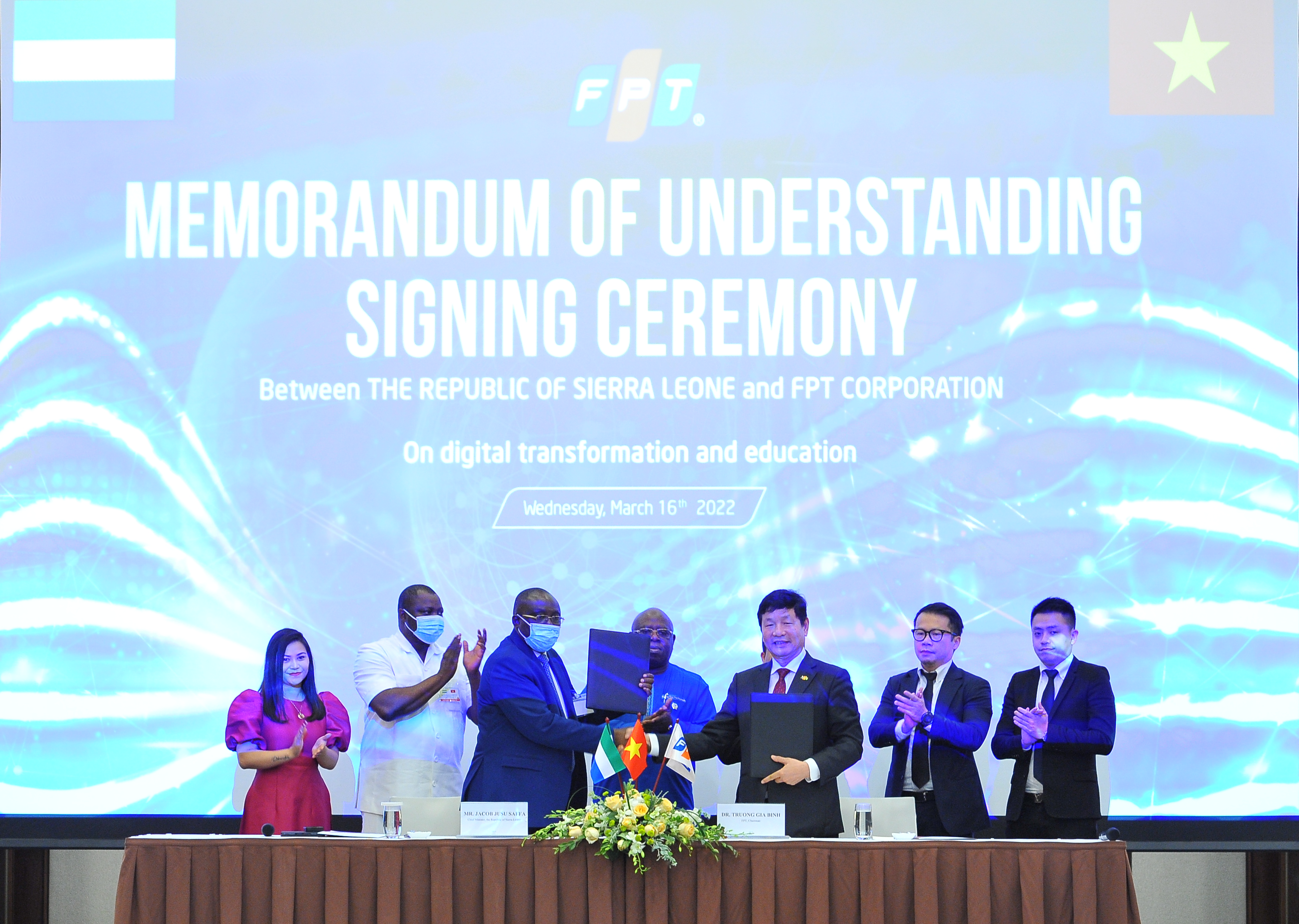 Ông Jacob Jusu Saffa, Bộ trưởng Chủ nhiệm Văn phòng Tổng thống đại diện Chính phủ Sierra Leone và Chủ tịch Hội đồng quản trị FPT Trương Gia Bình ký thỏa thuận hợp tác thúc đẩy chuyển đổi số quốc gia 