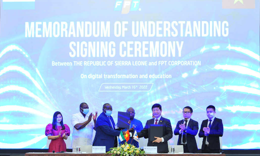 Ông Jacob Jusu Saffa, Bộ trưởng Chủ nhiệm Văn phòng Tổng thống đại diện Chính phủ Sierra Leone và Chủ tịch Hội đồng quản trị FPT Trương Gia Bình ký thỏa thuận hợp tác thúc đẩy chuyển đổi số quốc gia 
