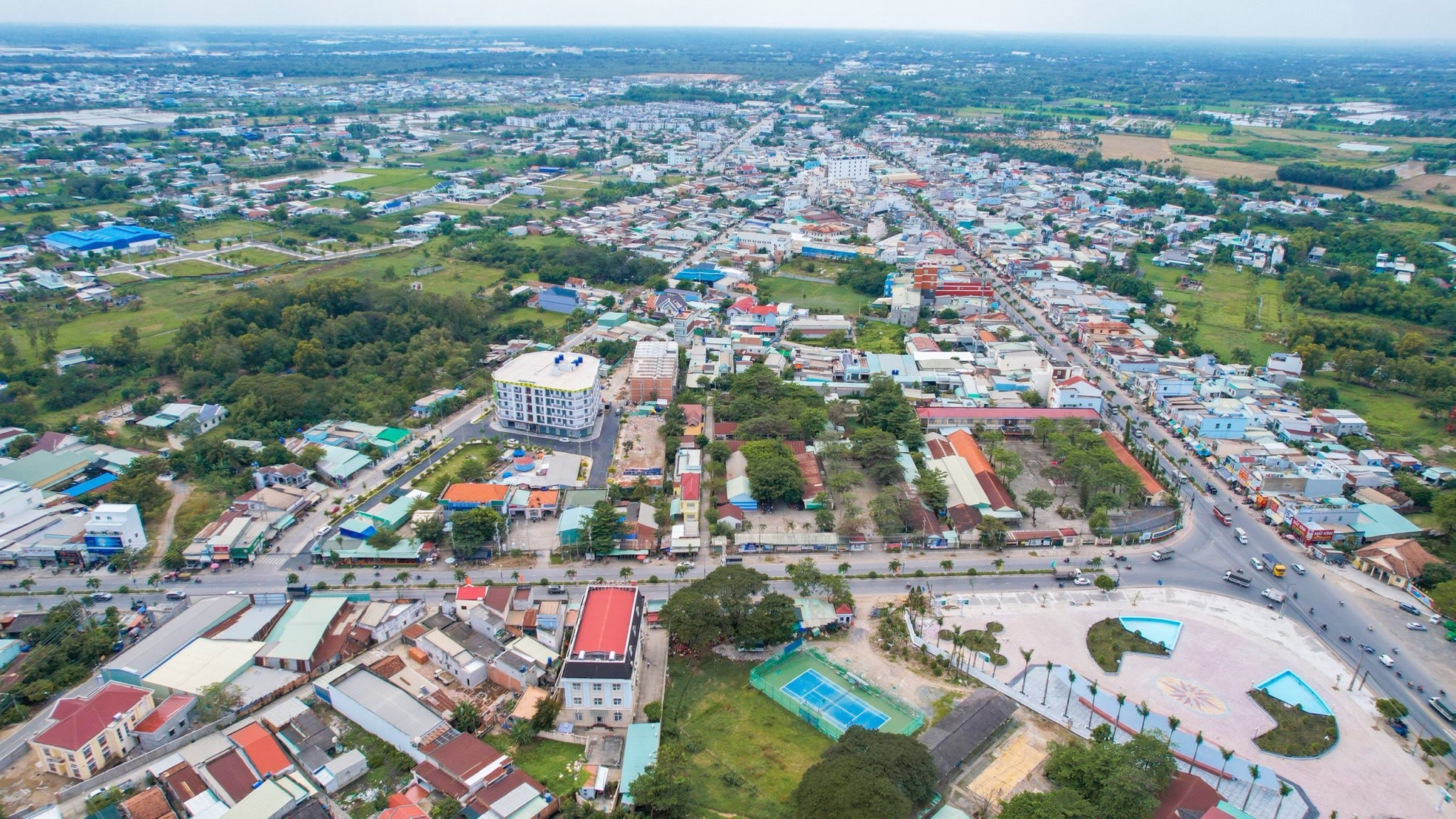 Long An là tỉnh đang hút vốn FDI lớn thứ 2 cả nước và tiếp tục thu hút vốn đầu tư FDI trong năm 2022. Hình chụp tại huyện Đức Hoà - Nơi chiếm hơn 50% số lượng khu công nghiệp và cụm khu công nghiệp của tỉnh. Nguồn ảnh: Thắng Lợi Group.