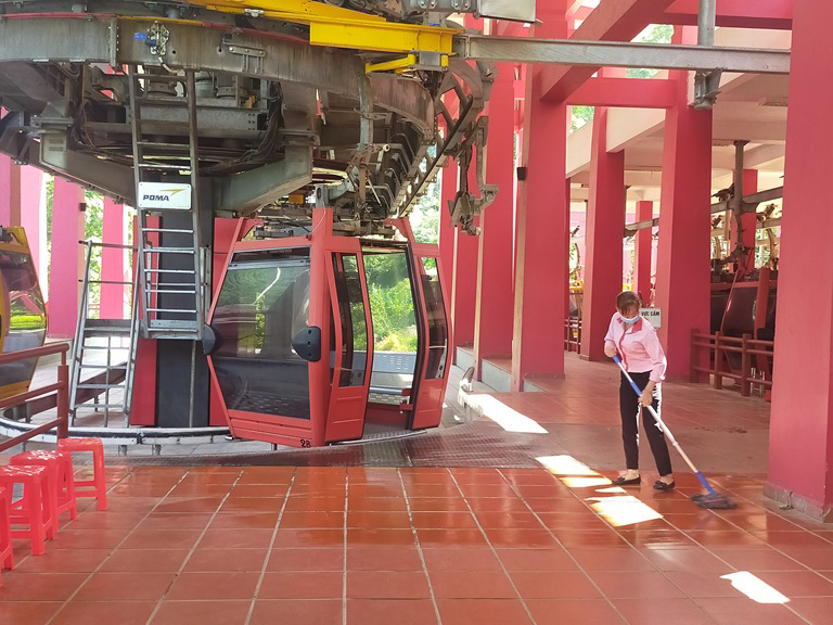 Ban quản lý Cáp treo Tây Thiên làm vệ sinh và thực hiện phun khử trùng hệ thống cabin cáp treo.