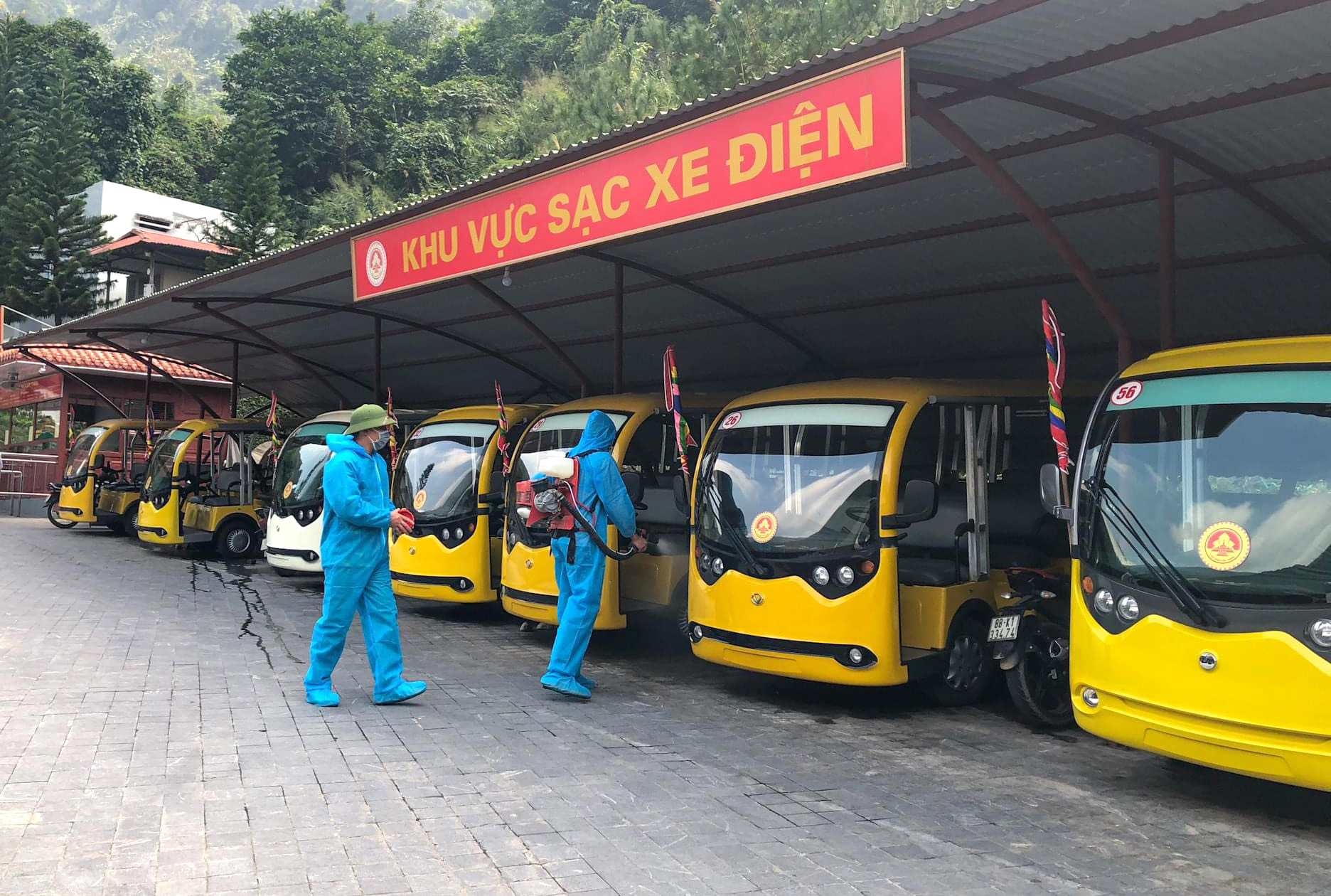 Khu vực xe điện được phun khử khuẩn nhằm đảm bảo an toàn cho du khách tới tham dự Lễ hội Tây Thiên.