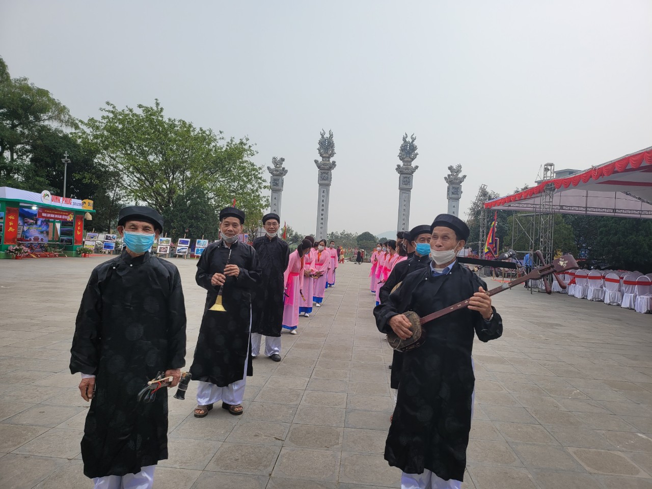 Du kh&aacute;ch về Vĩnh Ph&uacute;c ngo&agrave;i việc thưởng ngoạn những danh lam thắng cảnh đặc sắc, c&ograve;n được kh&aacute;m ph&aacute; những gi&aacute; trị lịch sử văn h&oacute;a l&acirc;u đời của v&ugrave;ng đất non nước hữu t&igrave;nh, địa linh nh&acirc;n kiệt.