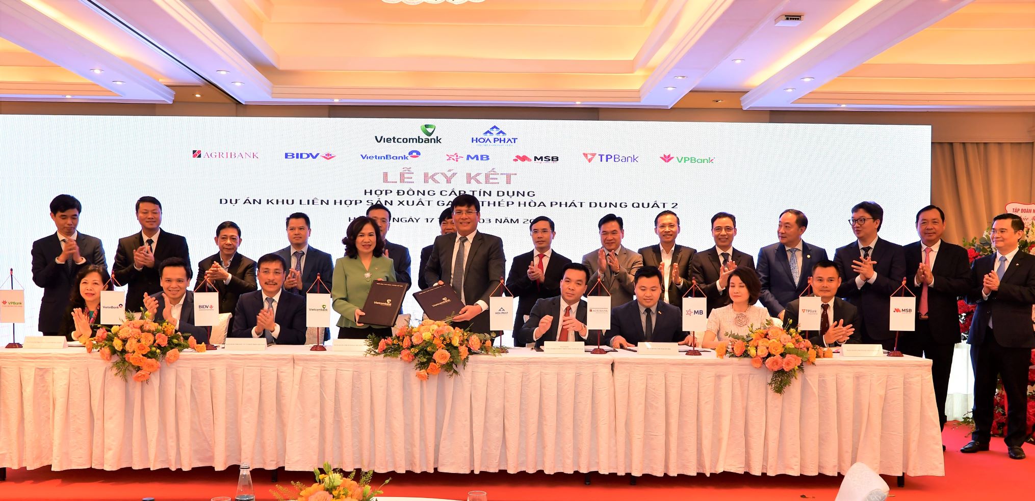 Ông Mai Văn Hà - Giám đốc Công ty Cổ phần thép Hòa Phát Dung Quất và bà Đậu Thị Thúy Vân - Giám đốc Vietcombank Thành Công - đại diện cho 8 ngân hàng đồng tài trợ trao Hợp đồng tín dụng.