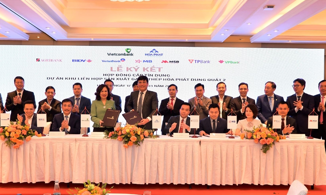 Ông Mai Văn Hà - Giám đốc Công ty Cổ phần thép Hòa Phát Dung Quất và bà Đậu Thị Thúy Vân - Giám đốc Vietcombank Thành Công - đại diện cho 8 ngân hàng đồng tài trợ trao Hợp đồng tín dụng.