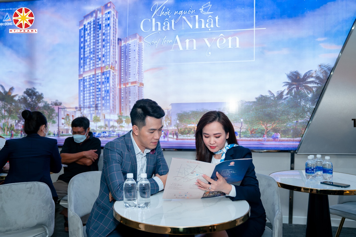 Ca sĩ Hồ Trung Dũng từng là giảng viên dạy tiếng Đức. Hiện anh, bên cạnh dự án âm nhạc, anh đang mở trường dạy ngoại ngữ và kinh doanh bất động sản.