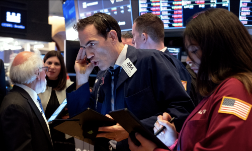 Dow Jones tăng hơn 500 điểm sau khi Fed nâng lãi suất, giá dầu tiếp tục giảm, Bitcoin hồi mốc 40.000 USD