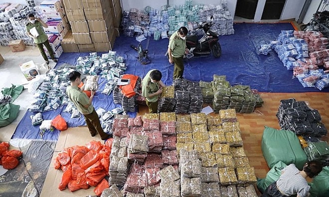 Lực lượng quản lý thị trường khám xét kho hàng không rõ nguồn gốc được giao bán qua thương mại điện tử