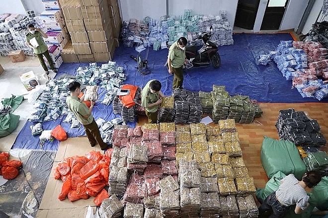 Lực lượng quản lý thị trường khám xét kho hàng không rõ nguồn gốc được giao bán qua thương mại điện tử