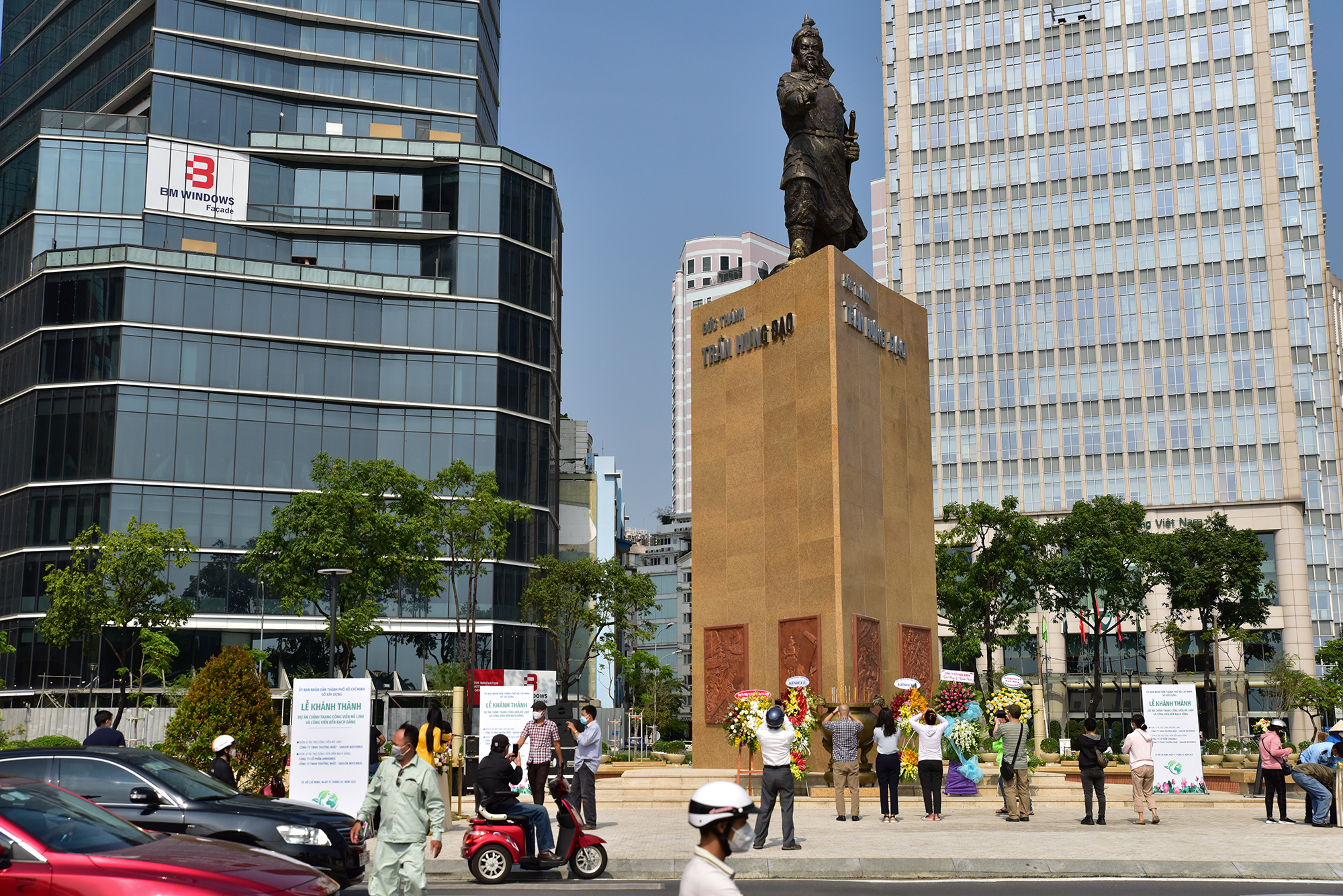 Nằm trong quần thể kiến trúc công viên Mê Linh, chiếc lư hương đã được đặt trả lại vị trí phía trước dưới chân Tượng đài Trần Hưng Đạo.