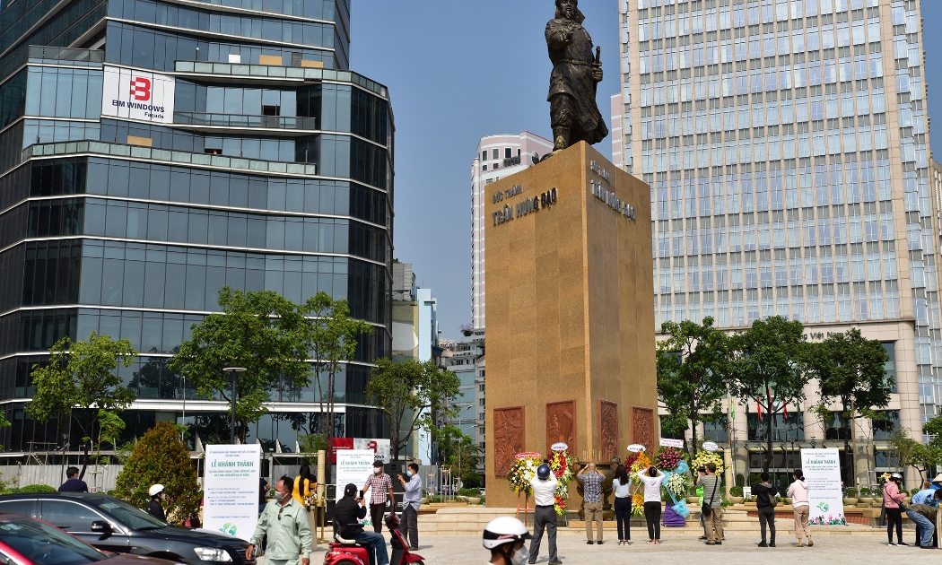 Nằm trong quần thể kiến trúc công viên Mê Linh, chiếc lư hương đã được đặt trả lại vị trí phía trước dưới chân Tượng đài Trần Hưng Đạo.