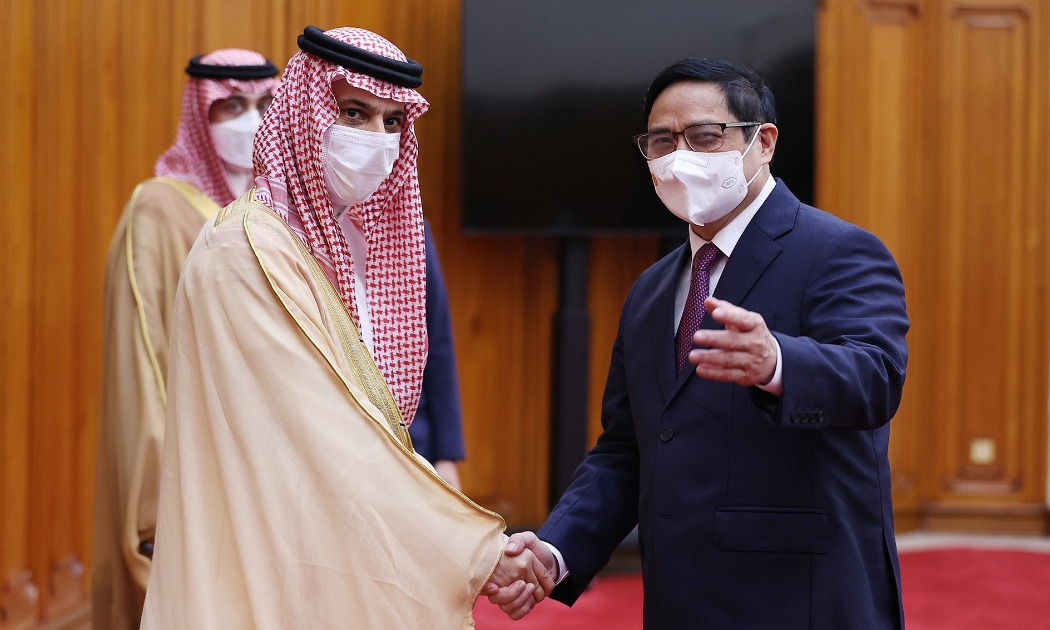 Thủ tướng Chính phủ Phạm Minh Chính và Bộ trưởng Saudi Arabia Hoàng thân Faisal Bin Farhan Al Saudi - Ảnh: VGP