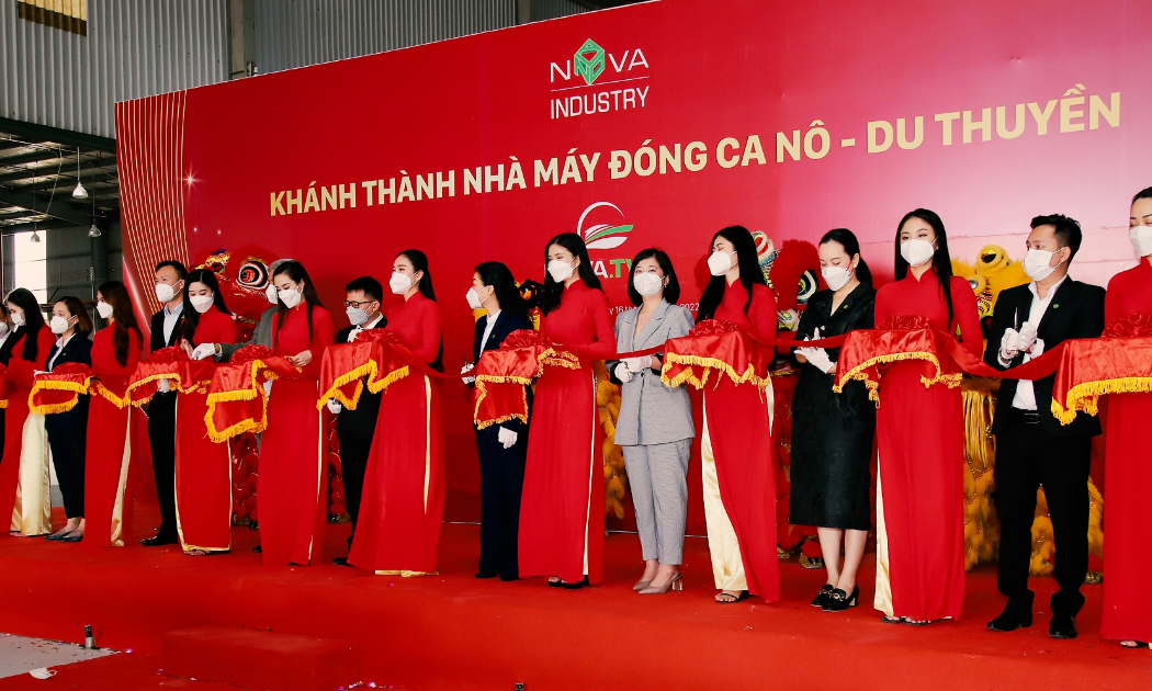 Ban lãnh đạo NovaGroup, Nova Tân Viễn Đông và các Tổng Công ty thành viên cắt băng khánh thành Nhà máy đóng cano, du thuyền.